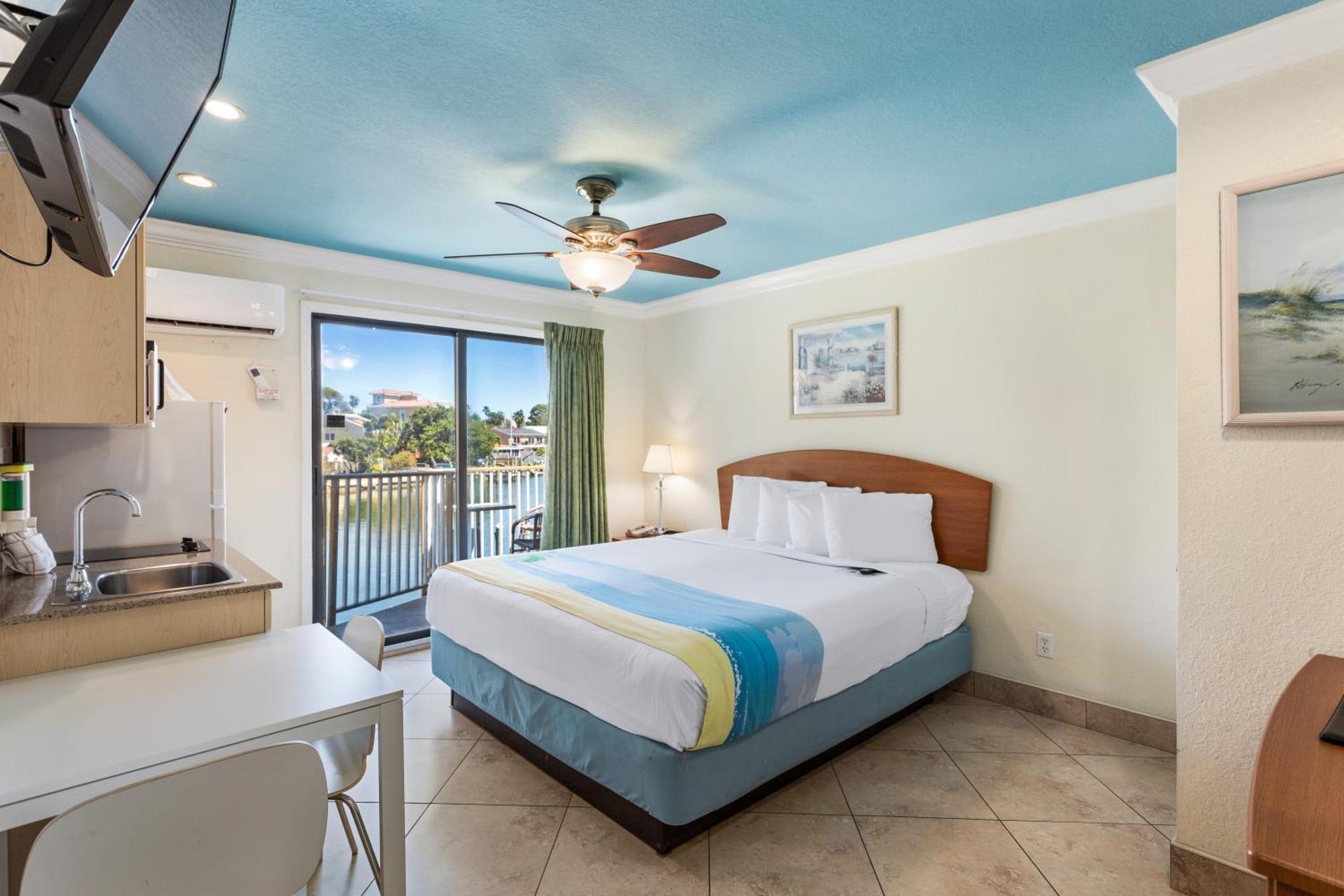 Bayview Plaza Waterfront Resort St. Pete Beach Rum bild