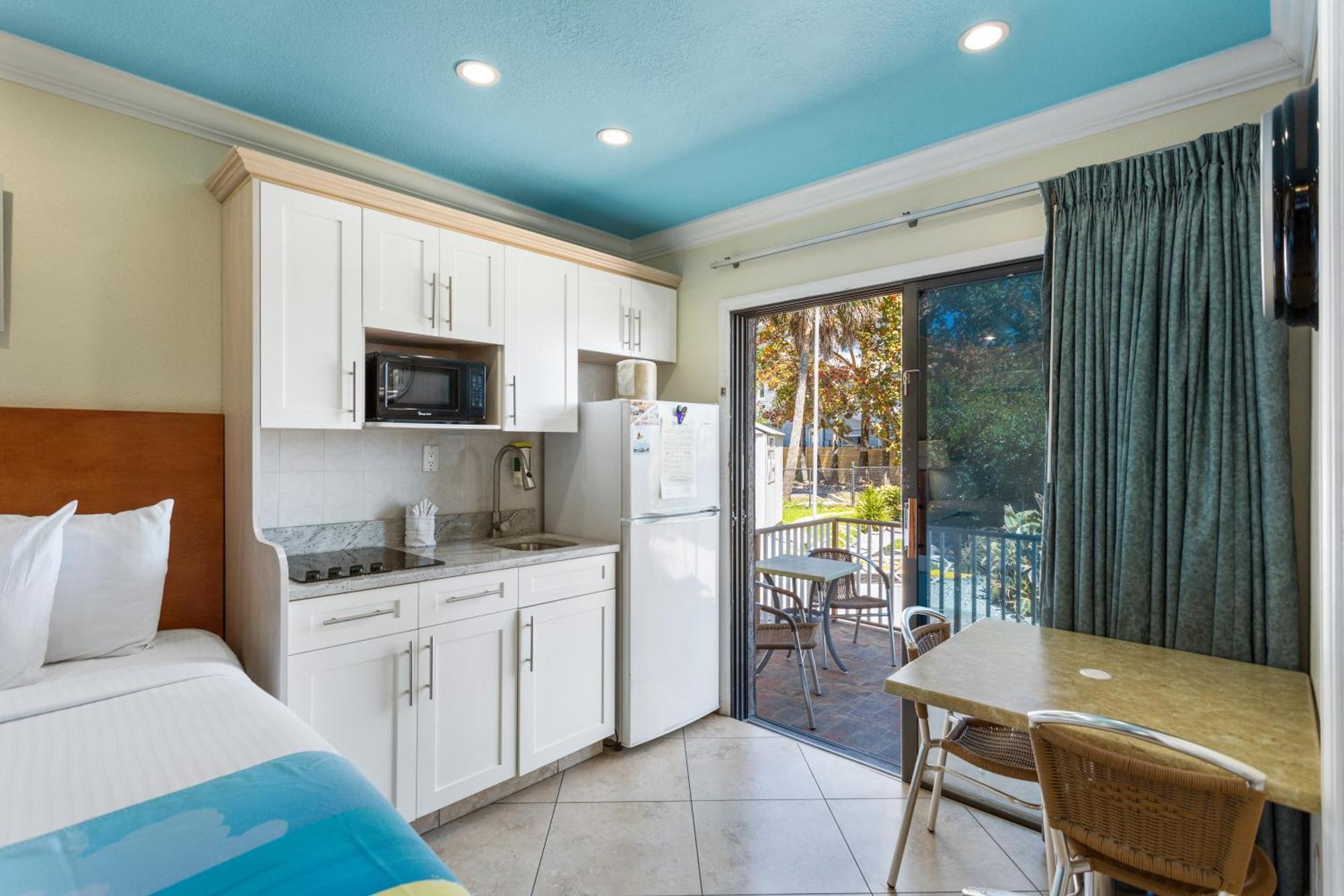 Bayview Plaza Waterfront Resort St. Pete Beach Rum bild