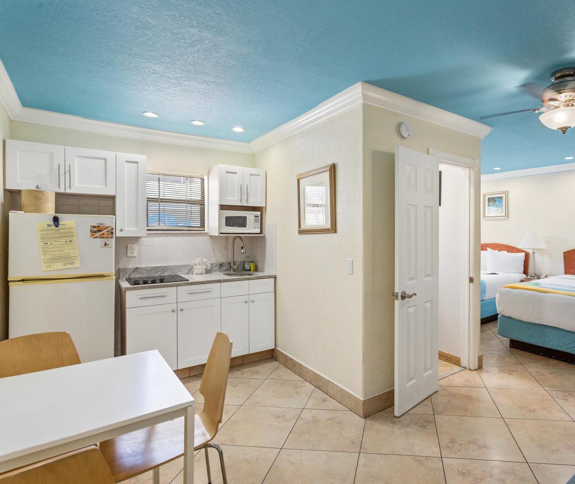 Bayview Plaza Waterfront Resort St. Pete Beach Rum bild